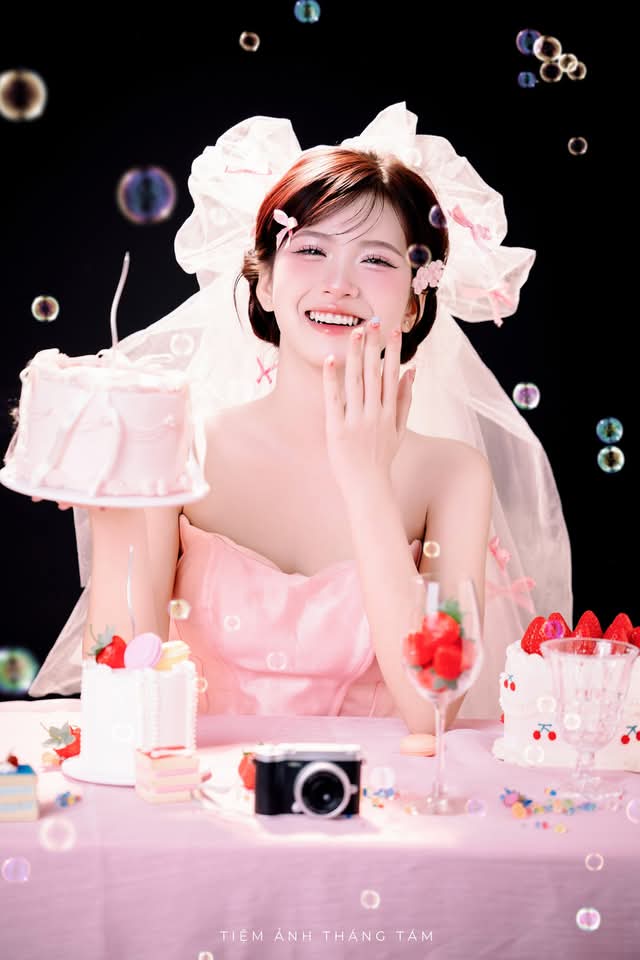 Tiệm Ảnh Tháng Tám